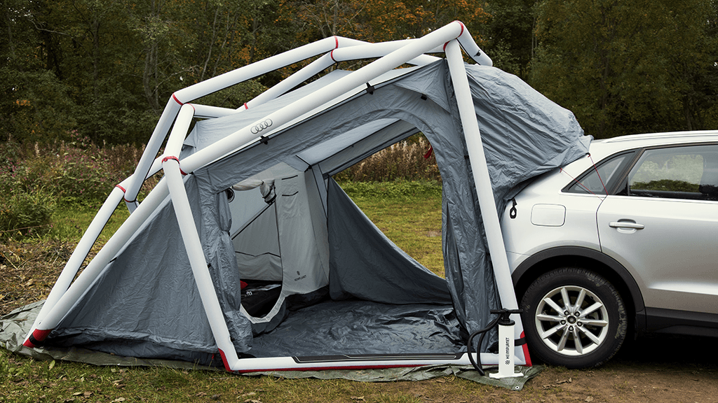 Heimplanet-teltta Audi Q3:n perässä kokokuvassa. Telttaan mahtuu kolme henkilöä yöpymään ja teltasta on pääsy auton takakonttiin.
