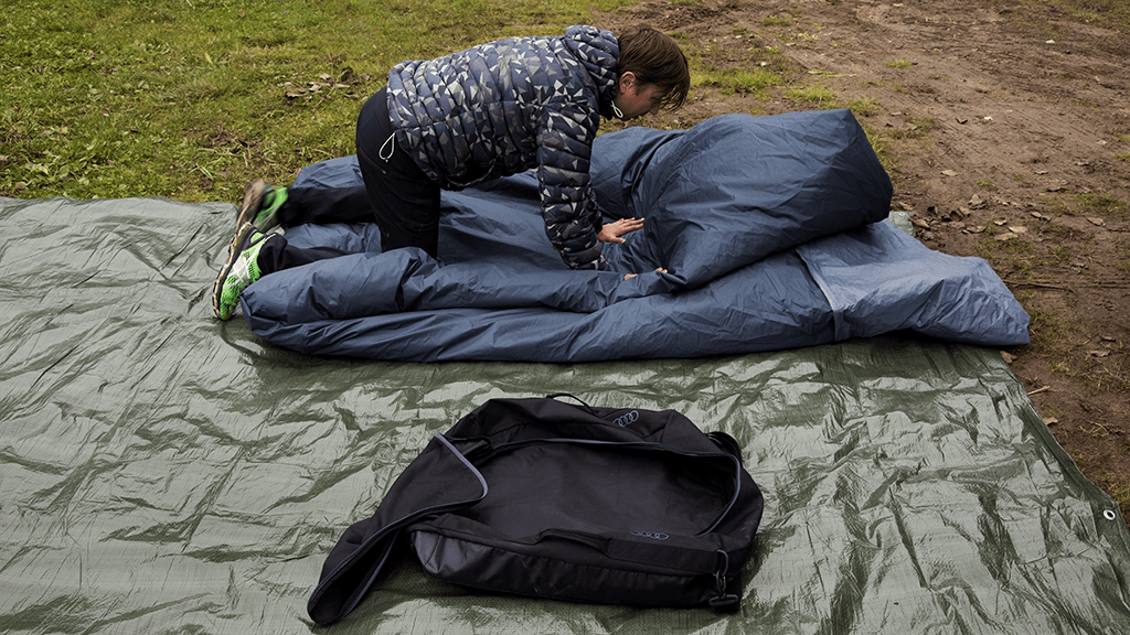 Manu Tuppurainen taittelee Heimplanet-telttaa säilytykseen.