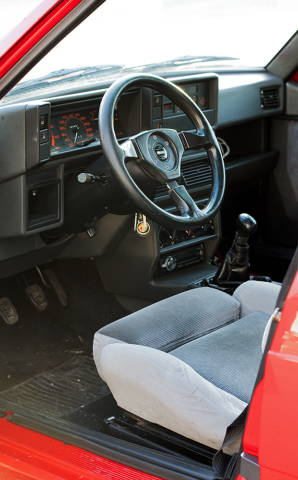 Alfa Romeo 75 ohjaamo