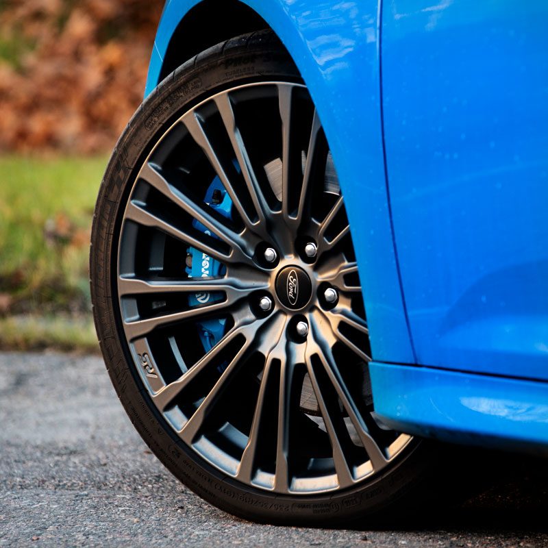 Ford Focus RS oem-alumiinivanne 19-tuumaisena.