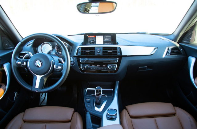 BMW M140i xDrive A – kojelauta